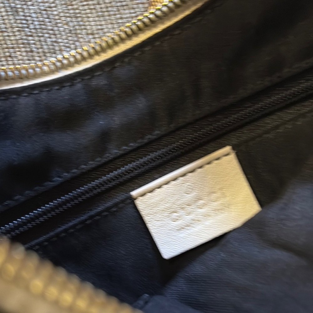 Gucci Cream Hobo Bag with Elegant D-Ring Accent - Picture 8 of 9